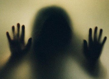 Silhueta difusa de uma mulher atrás de um vidro -  (crédito: Getty Images)