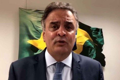 Aécio Neves com bandeira do Brasil ao fundo  -  (crédito: FACEBOOK/REPRODUÇÃO)