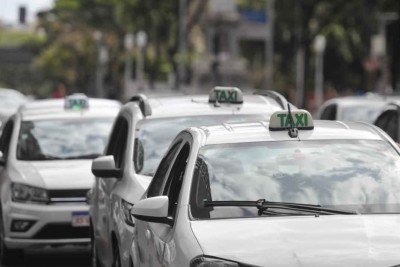 Foto de taxis enfileirados -  (crédito: Gladyston Rodrigues/EM/D.A Press)