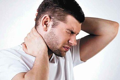 Homem com as mãos na cabeça e pescoço -  (crédito: APCD/Reprodução)