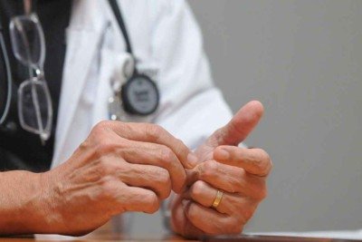 Médico com estetoscópio no pescoço -  (crédito: Alexandre Guzanshe/EM/D.A Press)