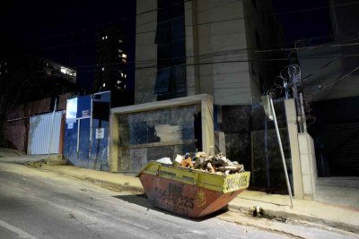 Ca&ccedil;ambas de entulhos n&atilde;o poder&atilde;o permanecer em vias de passagem de blocos -  (crédito: T&uacute;lio Santos/EM/D.A Press)