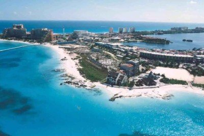 Na foto, orla da praia em Canc&uacute;n, no M&eacute;xico -  (crédito: Eraldo Peres/ CB/DA Press)