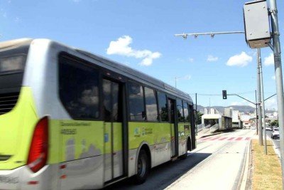 Ônibus do Move circula em corredor exclusivo na Avenida Antônio Carlos 
 -  (crédito: Jair Amaral/EM/D.A Press
)