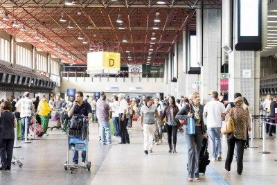 Passageiros transitam pelo aeroporto de Guarulhos -  (crédito: Filipe Frazao/Getty Images)