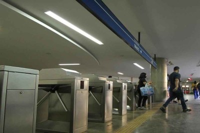 Pessoas circulando no saguão do metrô da estação central, após as catracas -  (crédito: Edésio Ferreira/EM/D.A Press)