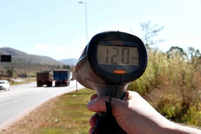 Radar mostra carretas pesadas ultrapassando em 50% o limite de velocidade em trecho próximo a Nova Lima -  (crédito: Fotos: Edésio Ferreira/EM/D.A Press)