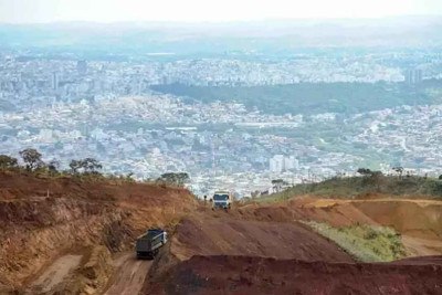Vista do alto da lavra de minério de ferro da Mina Boa Vista, operada pela Gute Sicht; cidade de Sabará ao fundo -  (crédito: Leandro Couri/EM/D.A.Press)