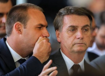 Eduardo com Bolsonaro: aliados afirmam que ex-presidente se lançará candidato e insistirá até o último momento -  (crédito: Correio Braziliense)