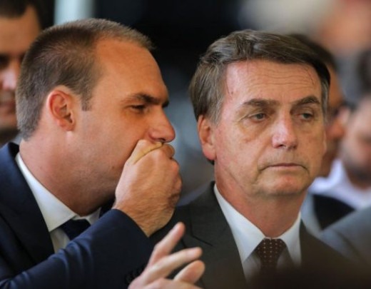 Eduardo com Bolsonaro: aliados afirmam que ex-presidente se lançará candidato e insistirá até o último momento - 