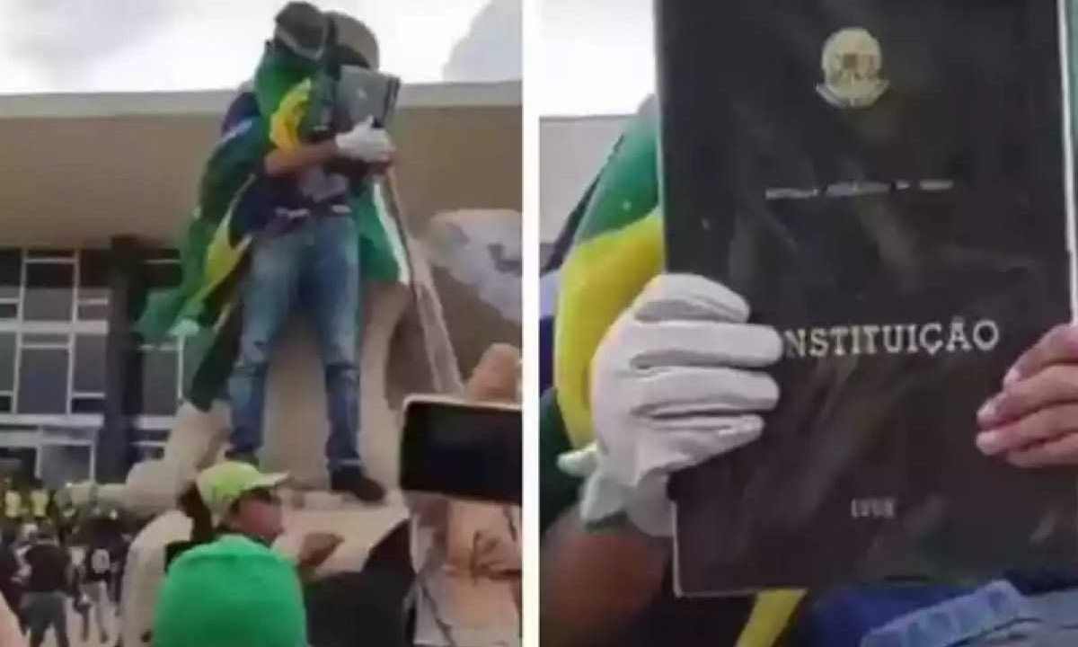 Nas imagens que viralizaram, homem envolto em uma bandeira do Brasil exibe a réplica da Constituição -  (crédito: REDES SOCIAIS/REPRODUÇÃO)