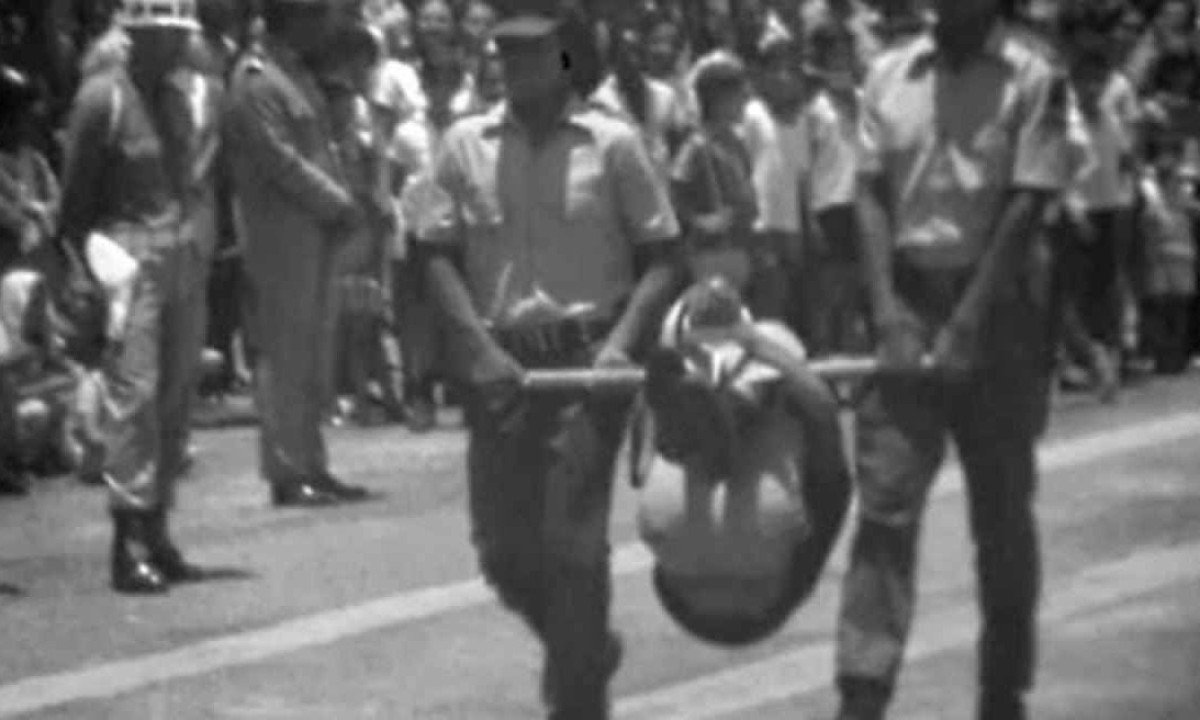 Indígena Krenak sendo carregado em pau de arara por militares -  (crédito: Reprodução/Jesco Puttkamer)