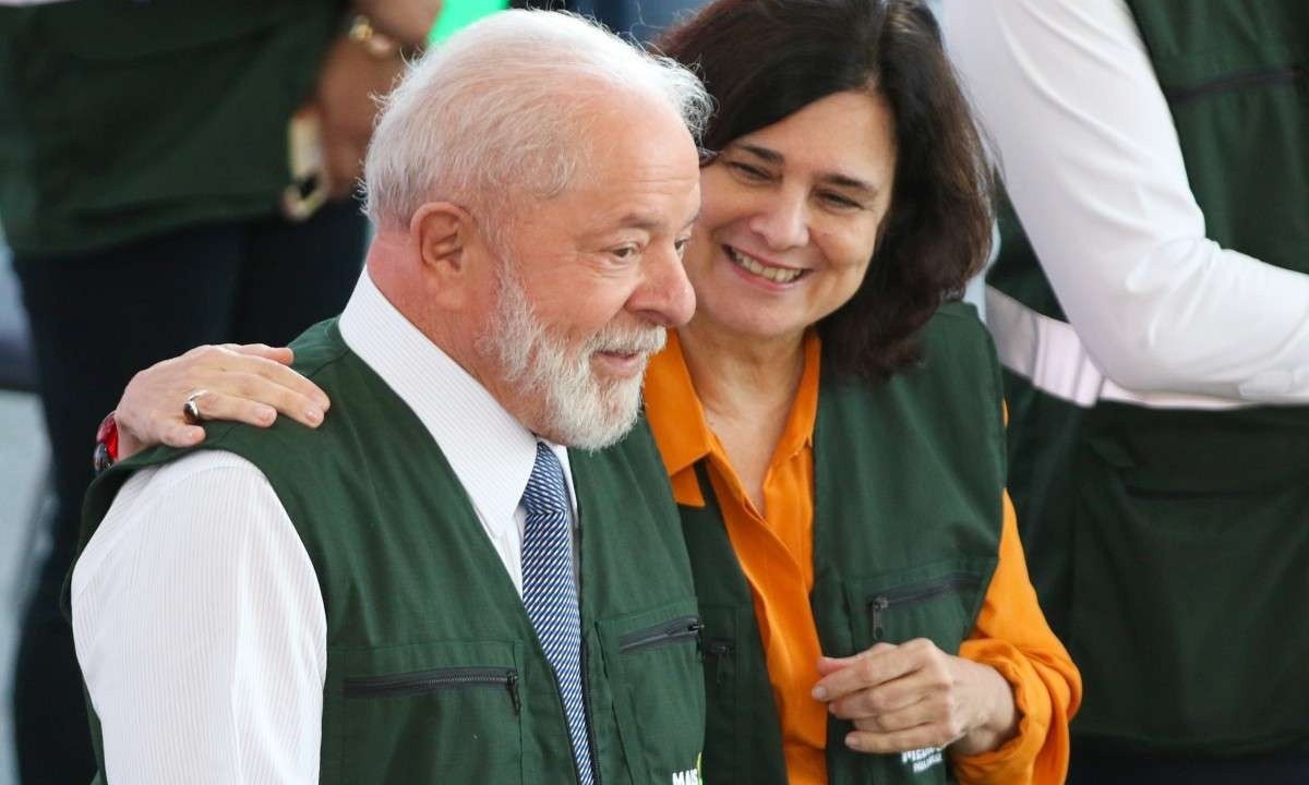 Presidente Lula  com a ministra Nísia Trindade (Saúde) no lançamento do Mais Médicos. -  (crédito: Fabio Rodrigues-Pozzebom/ Agência Brasil     )