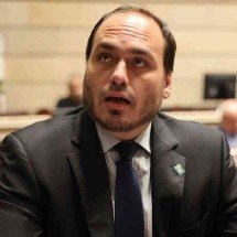 Carlos Bolsonaro renunciará ao cargo de vereador para disputar Senado por SC - EM Política