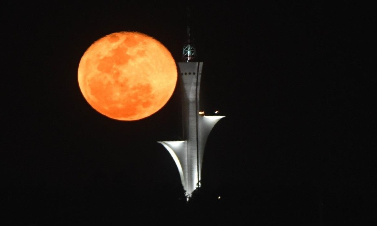  30/09/2023 Credito: Ed Alves/CB/DA.Press. Cidades. Super Lua. Lua Cheia de Setembro. Ultima super Lua do Ano de 2023. Vista da Pista da EPIA Sul, Proximo do Balão da Granja. -  (crédito:  Ed Alves/CB/DA.Press)