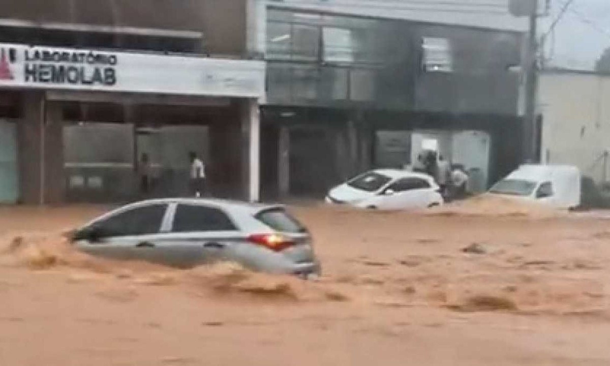 Chuva causou alagamentos, enchentes, pessoas ilhadas e cancelamento de uma festa oficial da cidade de ItaÃºna -  (crédito: Redes Sociais)