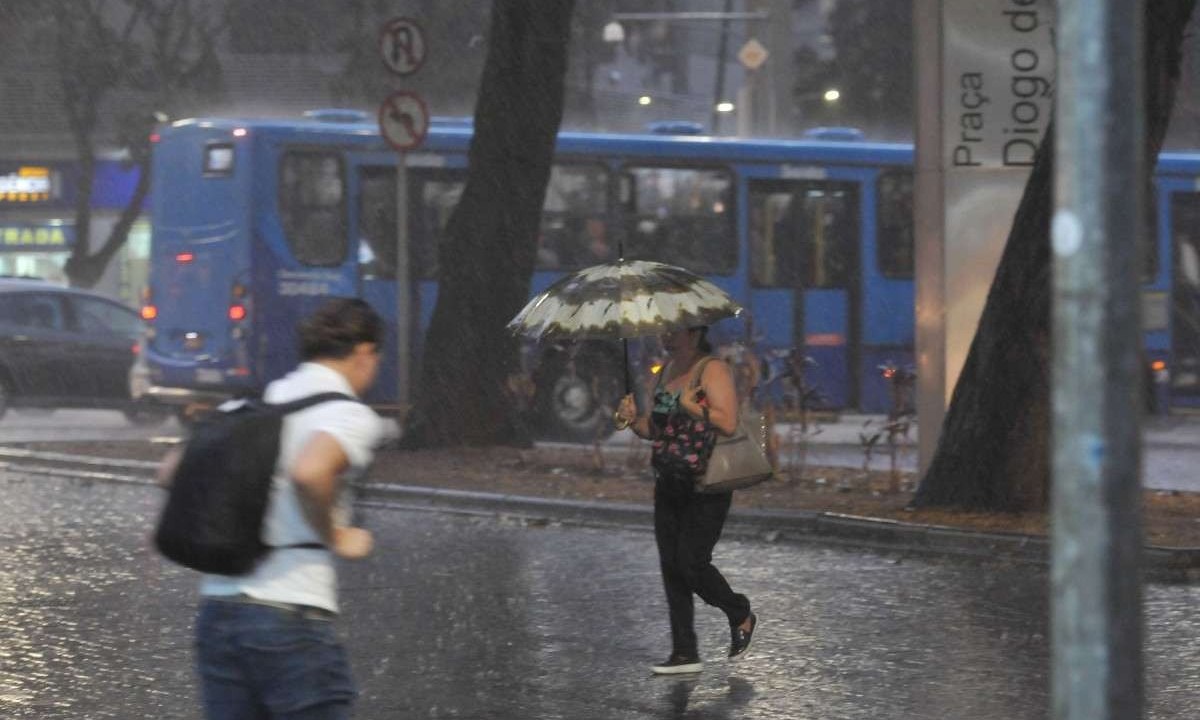 Belo Horizonte não está na lista, mas registrou chuvas de baixa intensidade nesta sexta-feira (17/11)

 -  (crédito: Tulio Santos/EM/D.A.Press)