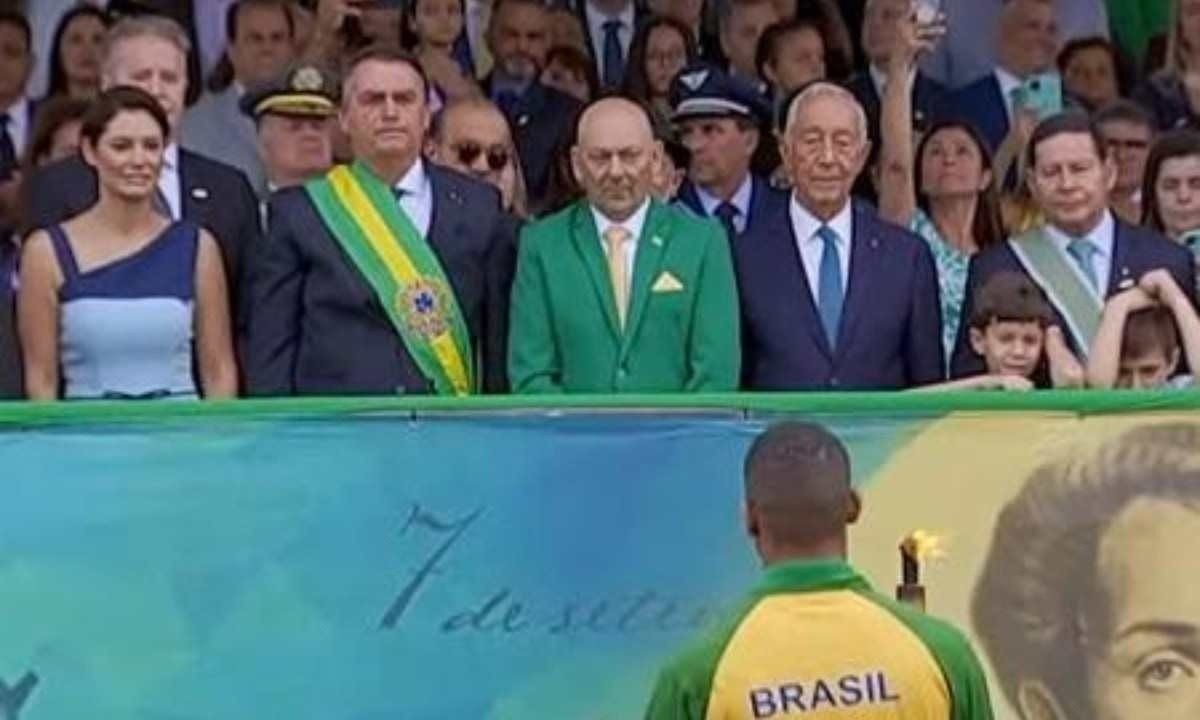 Empresário Luciano Hang acompanhou o desfile cívico-militar em comemoração aos 200 anos da Independência do Brasil, realizado em 2022, ao lado de Jair Bolsonaro  -  (crédito: Agência Brasil/Reprodução)
