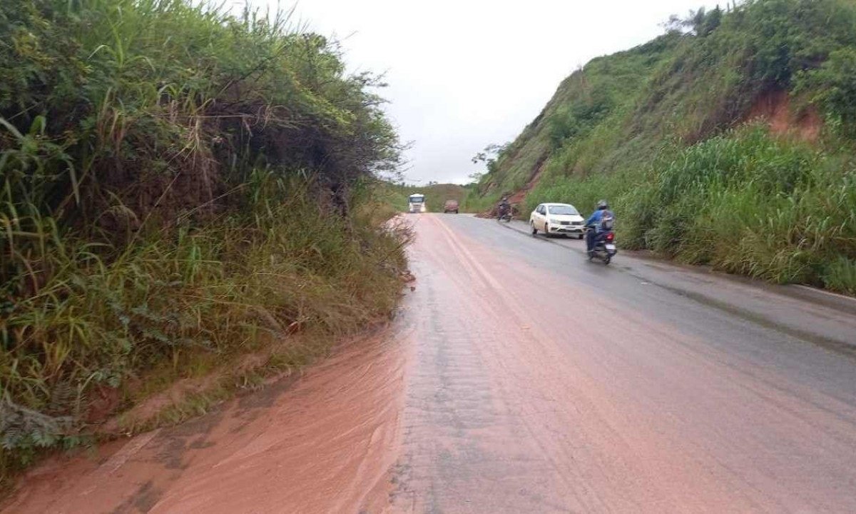 Queda de barreira em rodovia mineira  -  (crédito: Divulga&ccedil;&atilde;o/ CPRv)