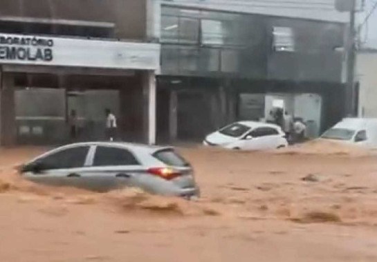 Chuva causou alagamentos, enchentes, pessoas ilhadas e cancelamento de uma festa oficial da cidade de ItaÃºna -  (crédito: Redes Sociais)