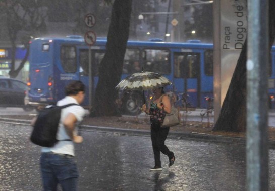 Belo Horizonte não está na lista, mas registrou chuvas de baixa intensidade nesta sexta-feira (17/11)       -  (crédito: Tulio Santos/EM/D.A.Press)