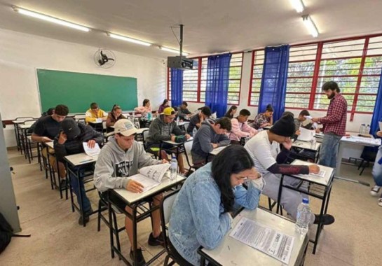 Alunos prestando o Exame Nacional do Ensino Médio -  (crédito: SEE/Divulgação)