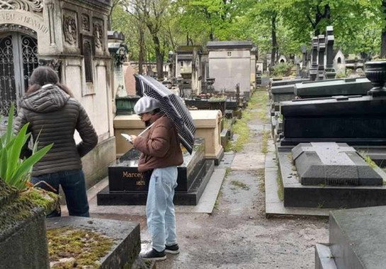 Construído em 1804, por ordem de Napoleão Bonaparte, o Père-Lachaise, primeiro cemitério laico e primeiro jardim público de Paris, recebe cerca de 3 milhões de visitantes ao ano

 -  (crédito:  Gustavo Werneck/EM/D.A Press)