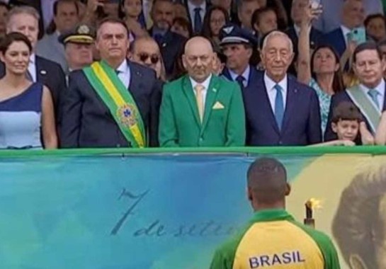 Empresário Luciano Hang acompanhou o desfile cívico-militar em comemoração aos 200 anos da Independência do Brasil, realizado em 2022, ao lado de Jair Bolsonaro  -  (crédito: Agência Brasil/Reprodução)
