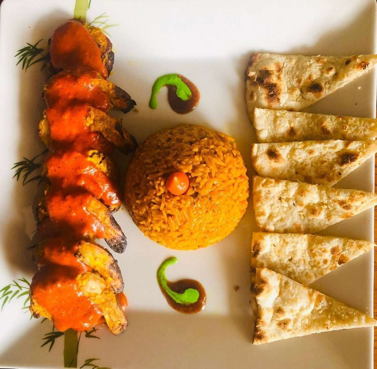  camarão com temperos da Índia acompanhado de arroz basmati e pão de alho