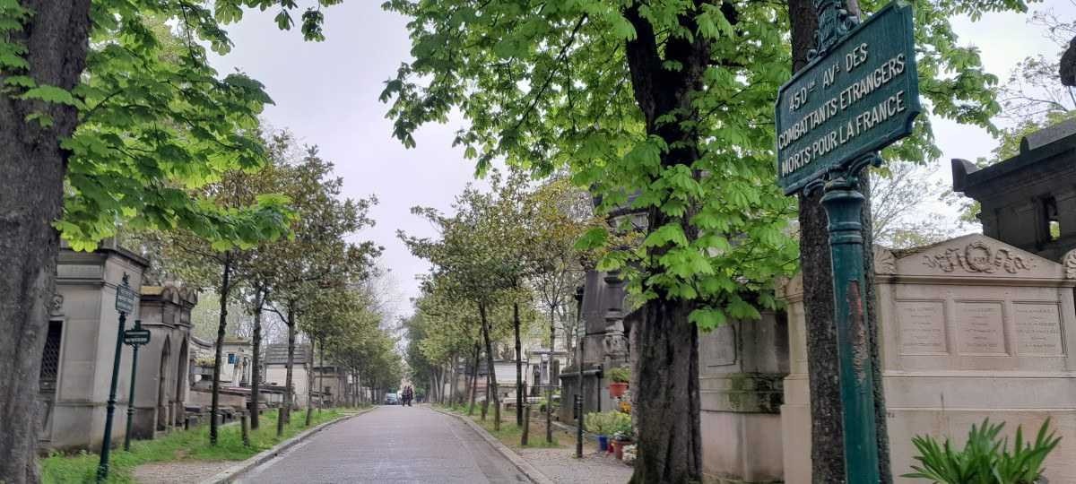 O cemitério Père-Lachaise é gigantesco – são 43 hectares com 69 mil sepulturas