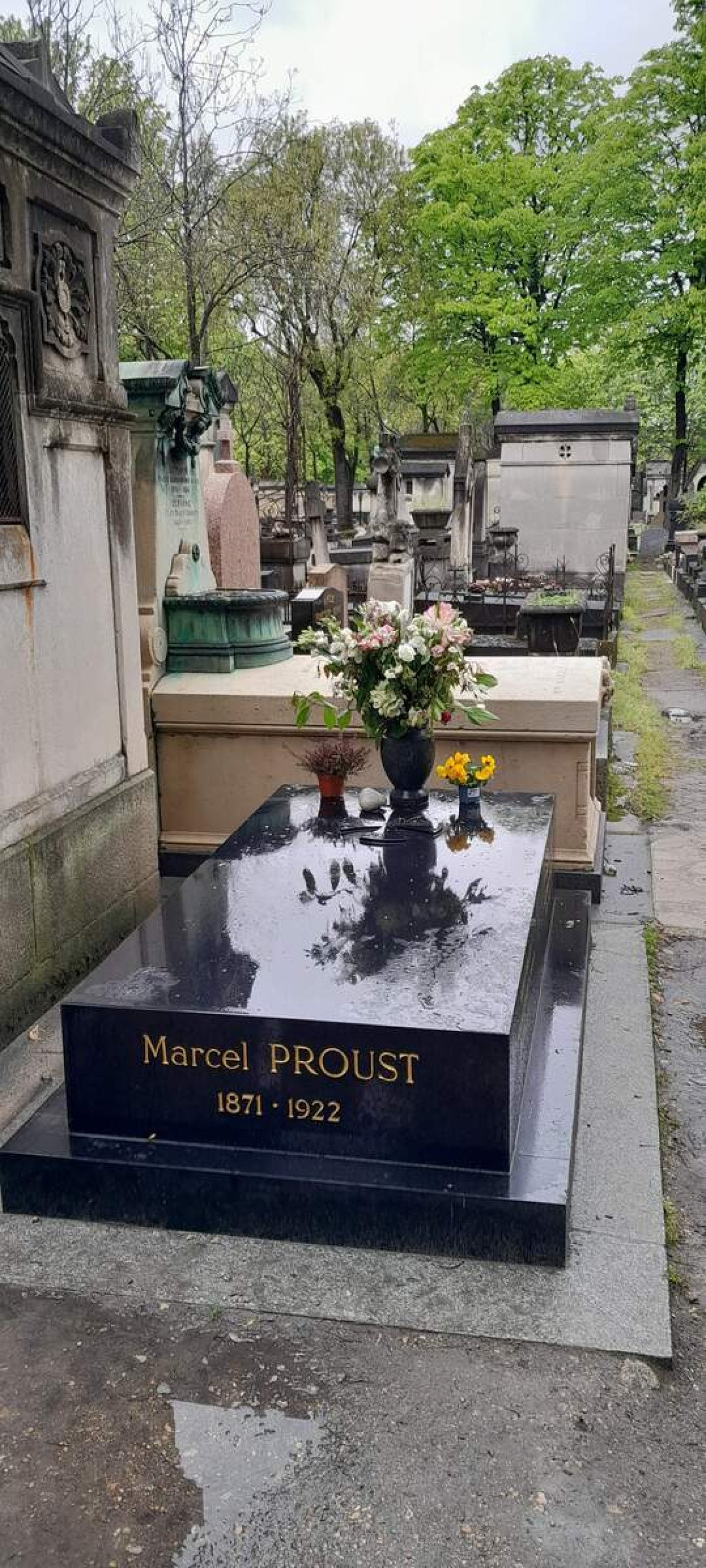 Um dos mais visitados, túmulo do escritor Marcel Proust não é fácil de ser encontrado       