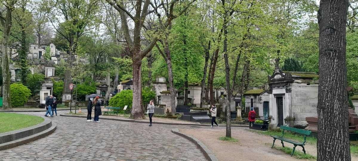 Conhecido por ser o local de descanso de famosos, Père-Lachaise tem uma importante área verde em Paris. No local, guias oferecem aos visitantes a observação de pássaros