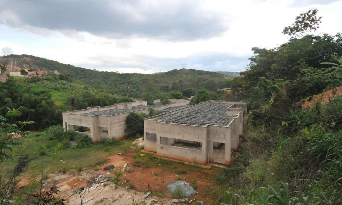 Obra do Centro de Educação Infantil Nossa Senhora de Fátima, em Sabará, na Grande BH, começou em janeiro de 2018 e deveria ser concluída em um ano
 -  (crédito: TULIO SANTOS/EM/D.A PRESS)