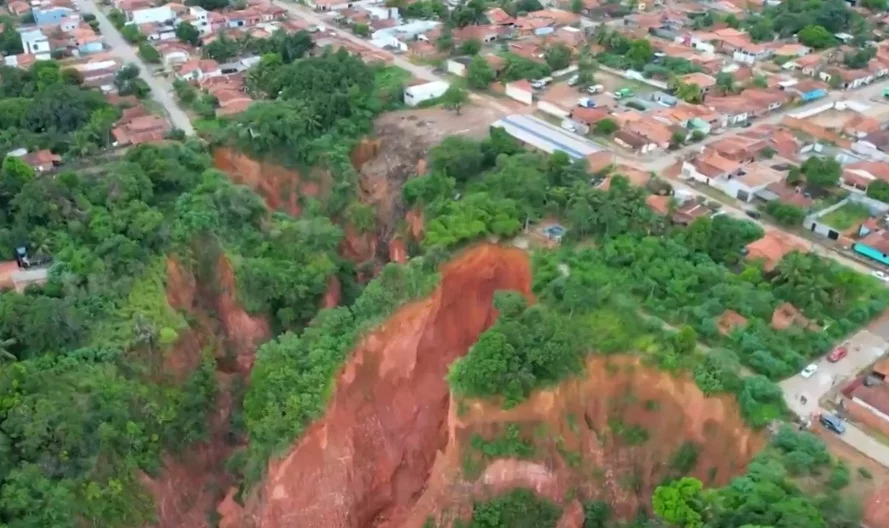 Crateras gigantescas se abrem e cidade está afundando no Maranhão - Reprodução de vídeo Marinho Drones