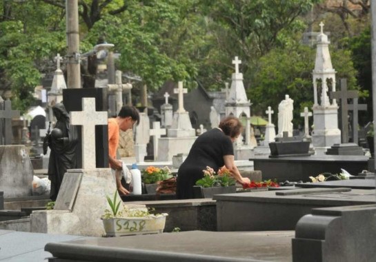 Cemitério do Bonfim, em BH, recebeu grande número de pessoas que foram prestar homenagens a quem já se foi -  (crédito: Gladyston Rodrigues/EM/D.A Press)
