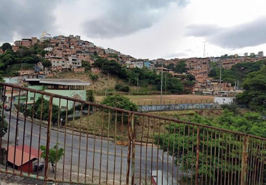 Campo do Najá, no Aglomerado da Serra, Favela do Cafezal onde o adolescente foi detido com os armamentos -  (crédito: Reprodução Google StreetView)