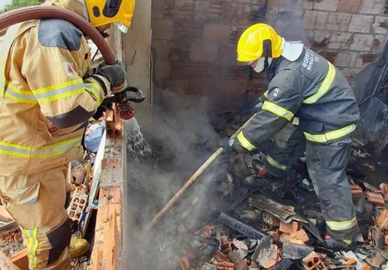 Durante o combate às chamas, parte das paredes e do telhado desabaram trazendo perigo aos bombeiros -  (crédito: SALA DE IMPRENSA/CBMMG)