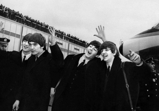 John Lennon, Ringo Starr, Paul McCartney e George Harrison no aeroporto John F. Kennedy, em Nova York, onde foram recebidos por uma grande multidÃ£o em fevereiro de 1964      -  (crédito:  AFP)