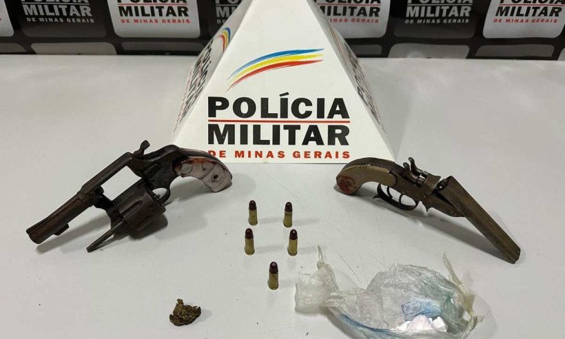 Polícia apreendeu duas armas de fogo, cinco munições, uma bucha de maconha e uma sacola com cocaína