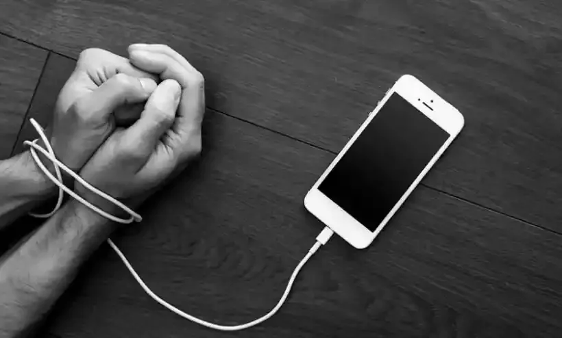 'Surgem influencers que convocam maratonas apÃ³s horÃ¡rio de trabalho, redes que incentivam jovens ao autoextermÃ­nio, lacraÃ§Ã£o como forma de publicizaÃ§Ã£o do ego e gente prometendo riqueza com trÃªs cliques' -  (crédito: labdicasjornalismo.com)