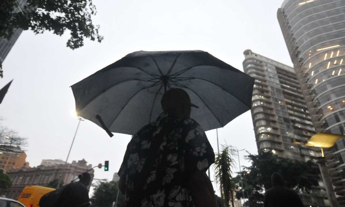 Dia com chuva na capital mineira
       -  (crédito:  Alexandre Guzanshe/EM/D.A Press)