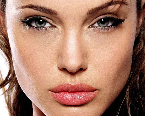Esquisitices de Angelina Jolie: Atriz encomendou a própria morte - surayy - Flickr