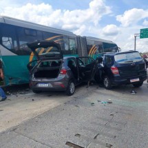 Acidente entre dois carros e ônibus interdita faixas da Linha Verde - PMRv/Divulgação