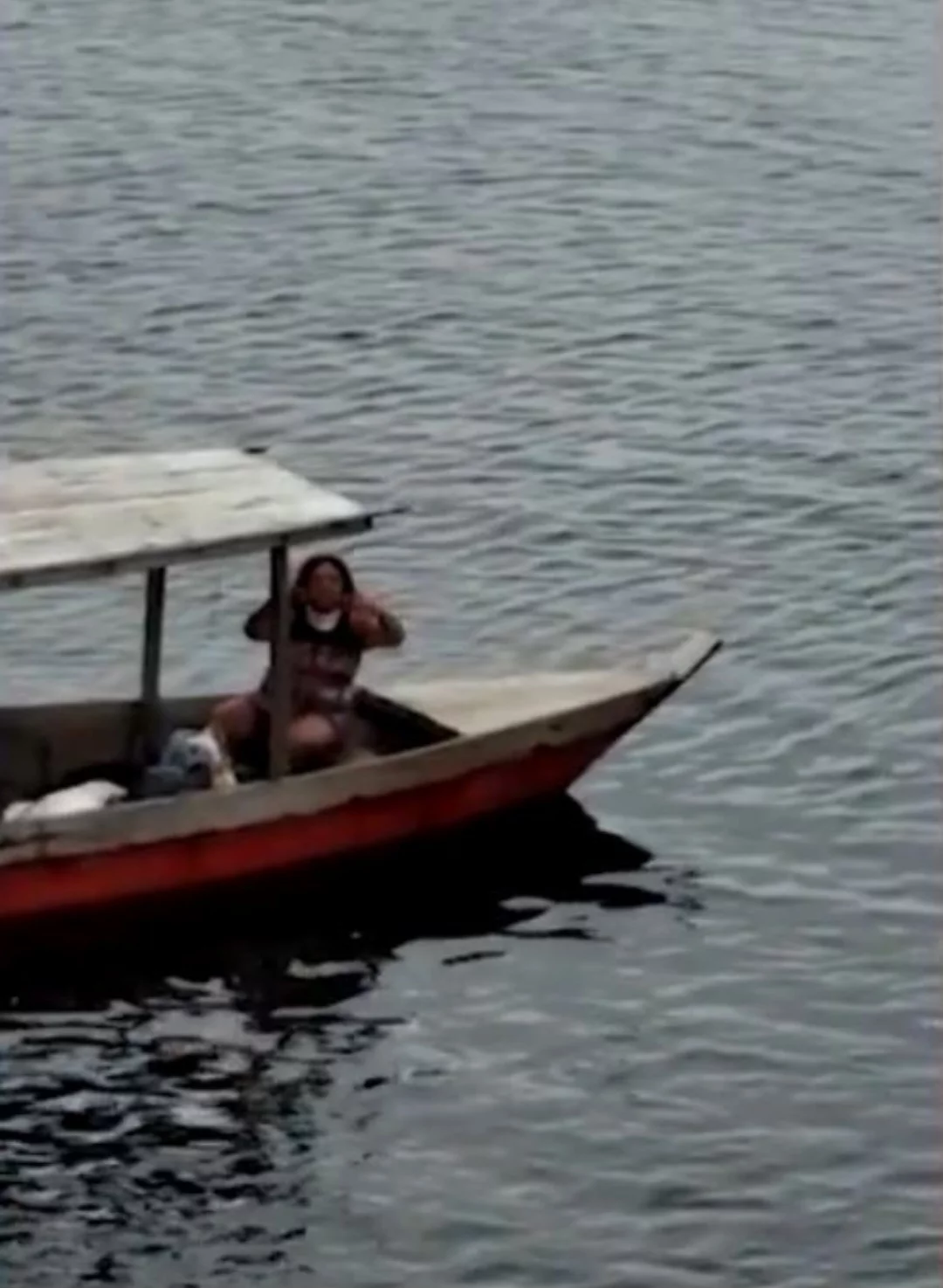 Pescador morre e mulher fica uma semana no barco, à deriva, com corpo do marido