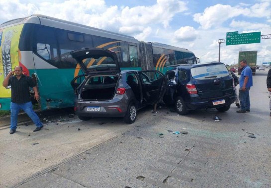 Acidente entre três veículos na Linha Verde, na Grande BH, no sentido aeroporto -  (crédito: PMRv/Divulgação)