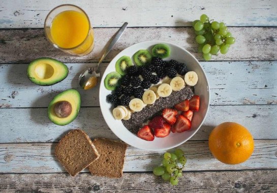 As frutas são ótimas para comer antes e durante o Enem, já que têm vitaminas e minerais. São ricas em antioxidantes que contribuem para um bom funcionamento do sistema nervoso, como a laranja,  maracujá, morango e acerola -  (crédito:  Pexels/Pixabay)
