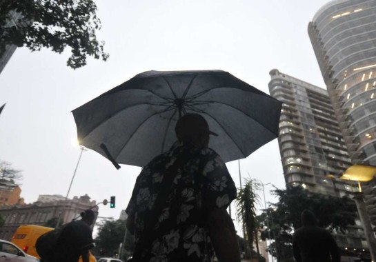 Dia com chuva na capital mineira
       -  (crédito:  Alexandre Guzanshe/EM/D.A Press)