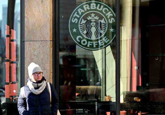  Starbucks fatura alto no exterior e lucra US$ 12 bi -  (crédito: AFP/Photo - 23/5/22)