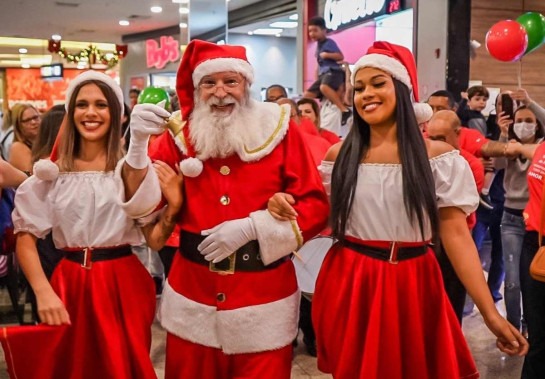 Papai Noel e suas ajudantes no Shopping Estação em BH -  (crédito: Divulgação/Shopping Estação BH)