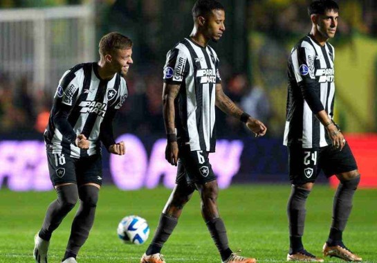 Botafogo lidera o Brasileirão, mas a irregularidade do time no segundo turno preocupa a torcida, o grupo de jogadores e os dirigentes do clube carioca -  (crédito: JUAN MABROMATA / AFP – 30/8/23)